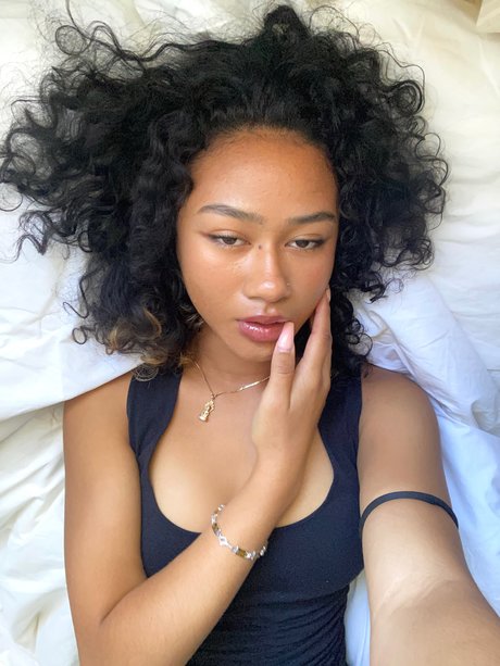 The Temptress pretty model img