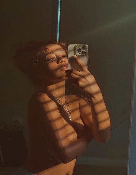 Giana Malise hd model pictures