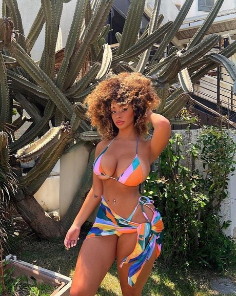 Dana Curly hot model pic