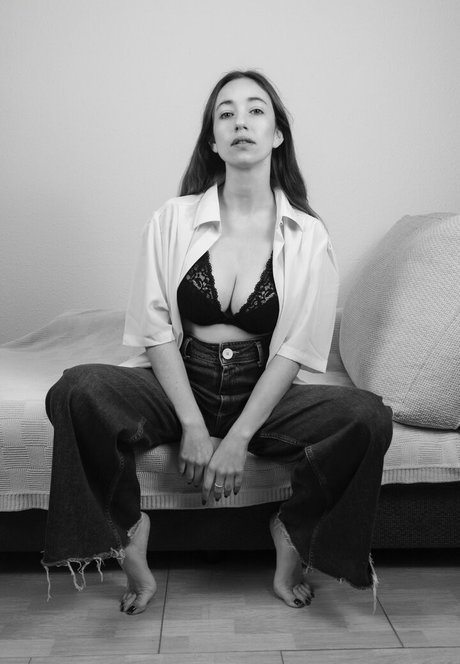 Lada Amores hot actress picture