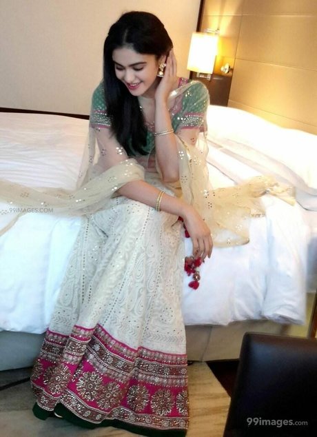 Adah Sharma model sexy image