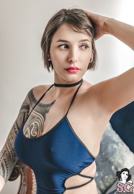 Julian Suicide pretty model img