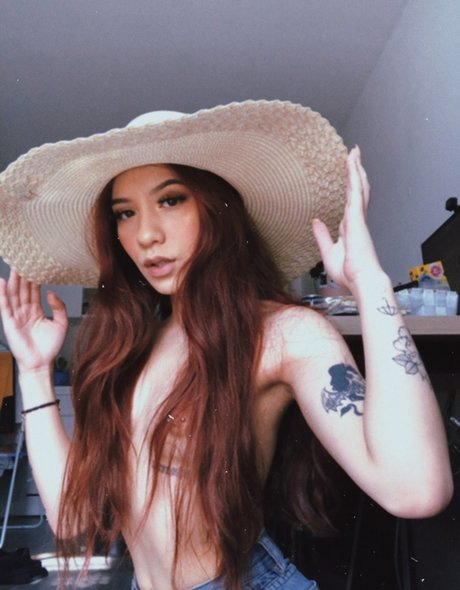 bbytenshi_ nude model image