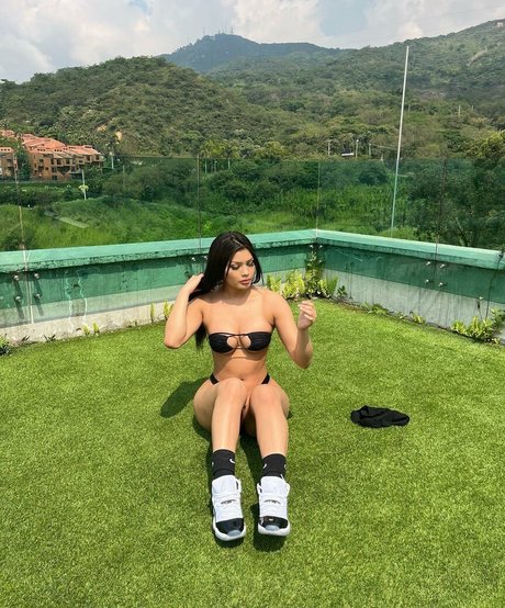 Carlita Silvestre model top photo