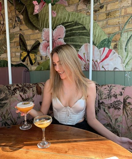 Ellierose Kelly pretty model image