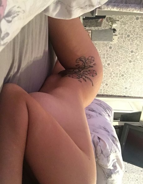 Siobhan Graves model adult pic