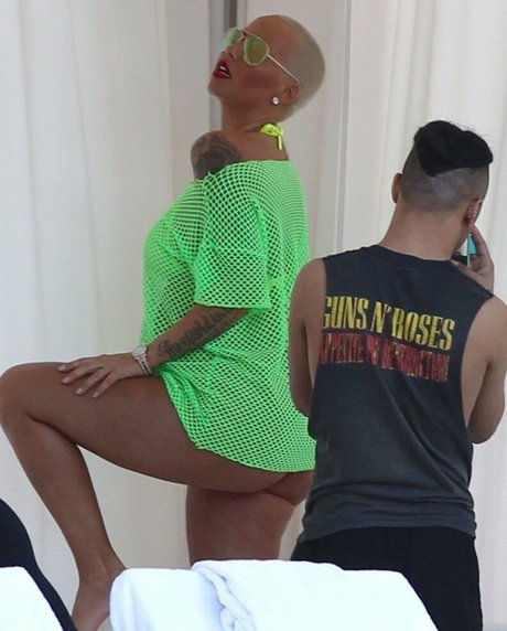 Amber Levonchuck naked model img