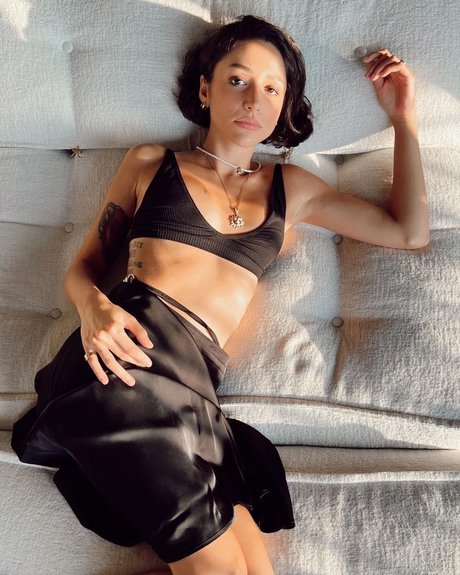 Zeynep Bastik naked model img