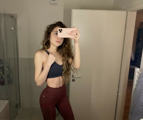 RyyFyy nudes model images