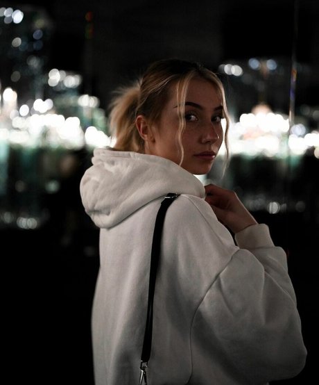 veylaneey model erotic gallery