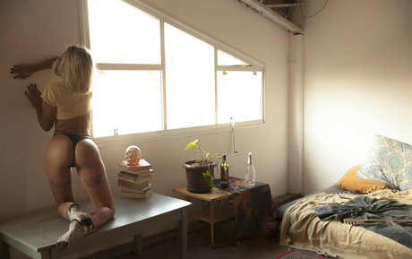 Karoline Weide art model pic