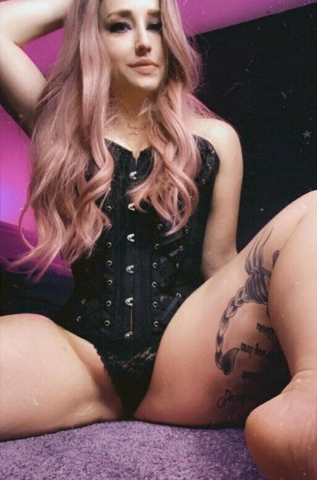 Savannah Roses porn actress archive