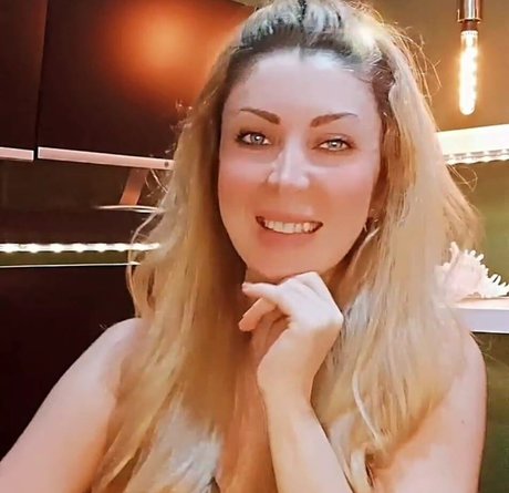 Dunya Vlog naked model gallery