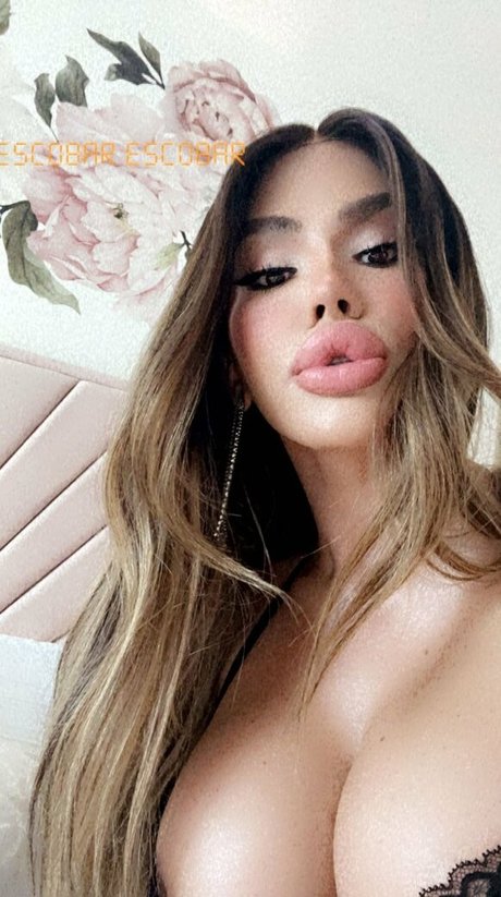 Nova Escobar star sexy image