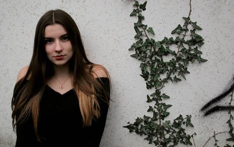 Jasmin Lutke hot actress galleries