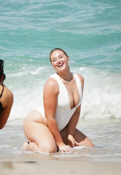 Iskara Lawrence pretty actress image