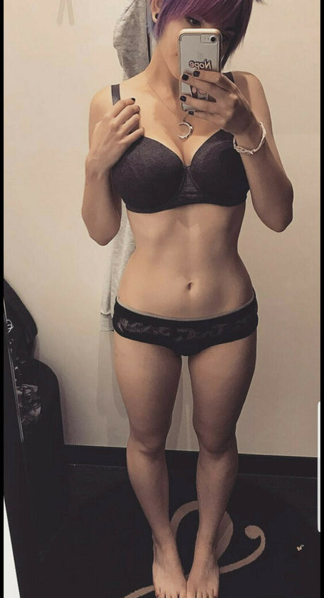 Julez Notyourwaifu 6 pretty model img