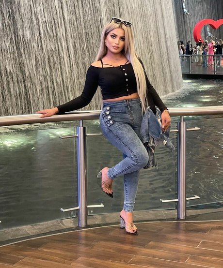 Deli Sana star sexy archive