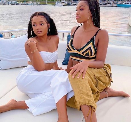 Rhyon Nicole Brown sexy star galleries