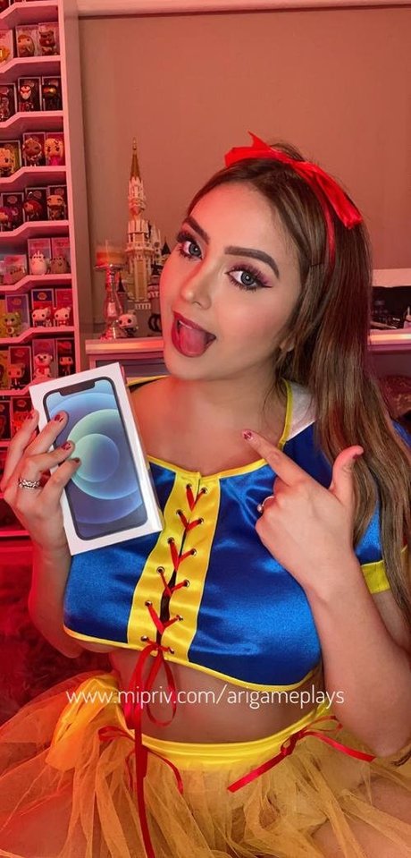 Ari Game Plays star nude img