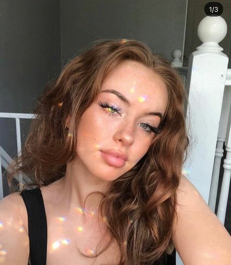Neave Dare art actress photo