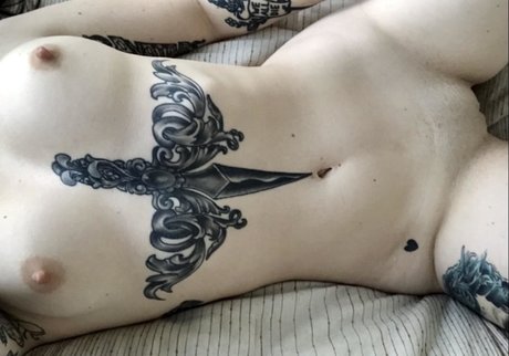Debbie Snaxxx naked model img