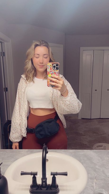 Alice Klomp hot actress pictures