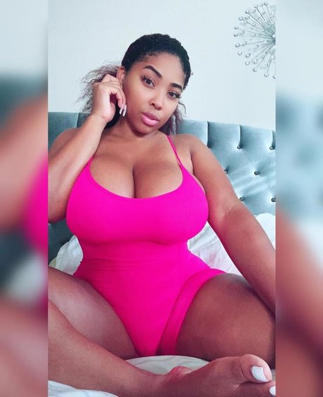 Shadee Monique sexy actress gallery