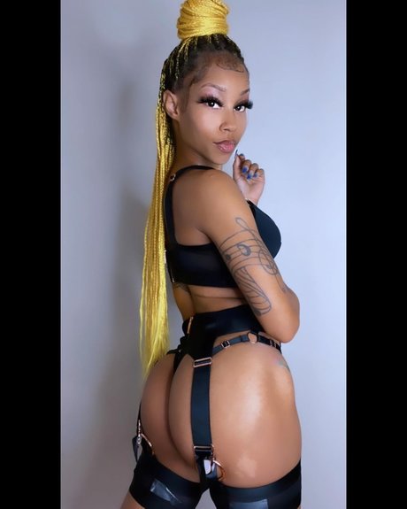 YooItsChill model hot photos