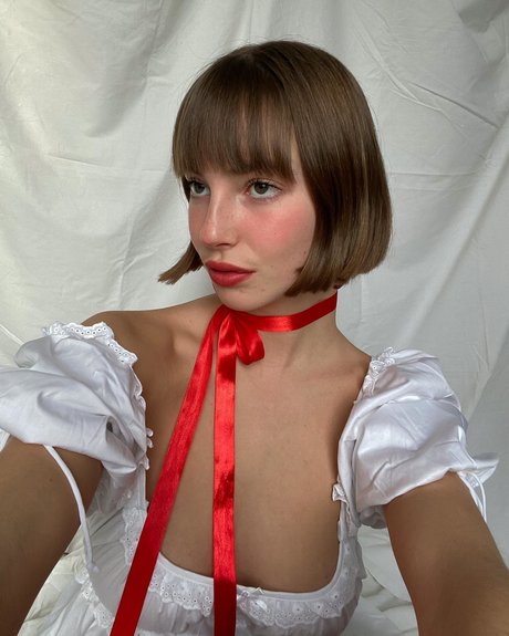 Amelie Manzoli nude model pic