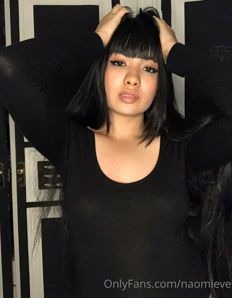 naomieve pretty model pic