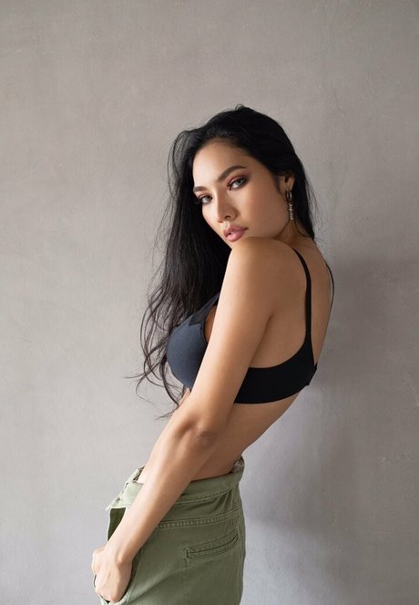 Ploytiger naked model img