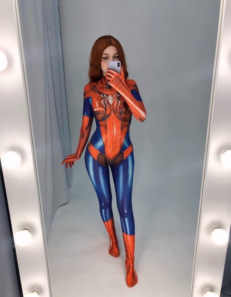 Ariadna Lobe model adult image