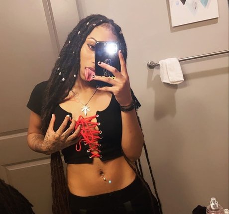 Lola and Moni nice star pics