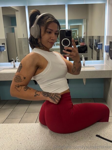 Yoursecretrito model hd pictures