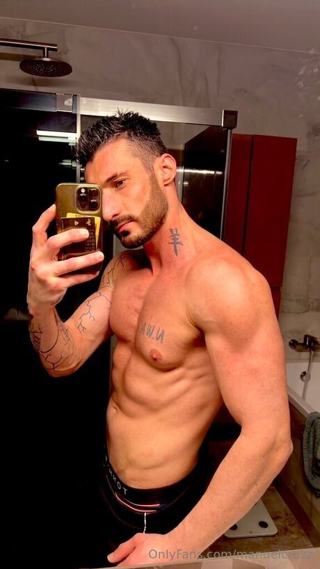 Manuelcruzz nude model pics
