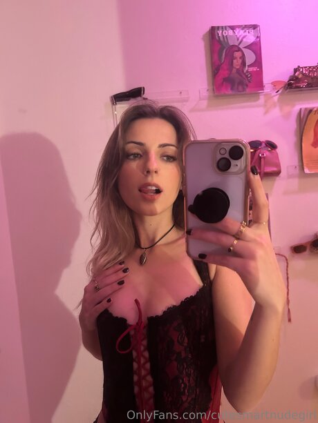 Cutesmartnudegirl model beautiful pic