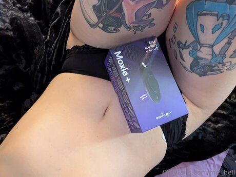 Miz Hell model top photo