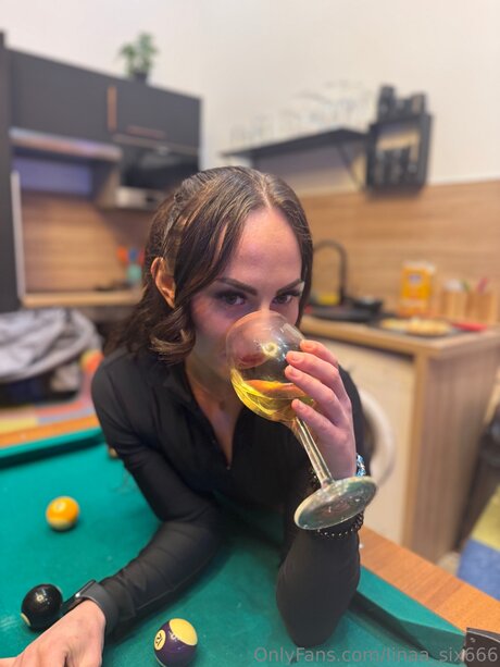 Linaa Six666 star top photo