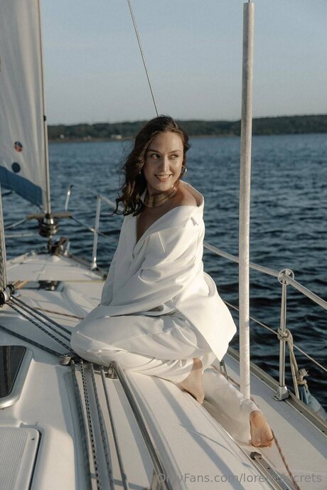 Loreleisecrets model pretty pics