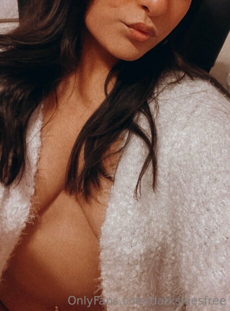 Darkskiesfree profile image