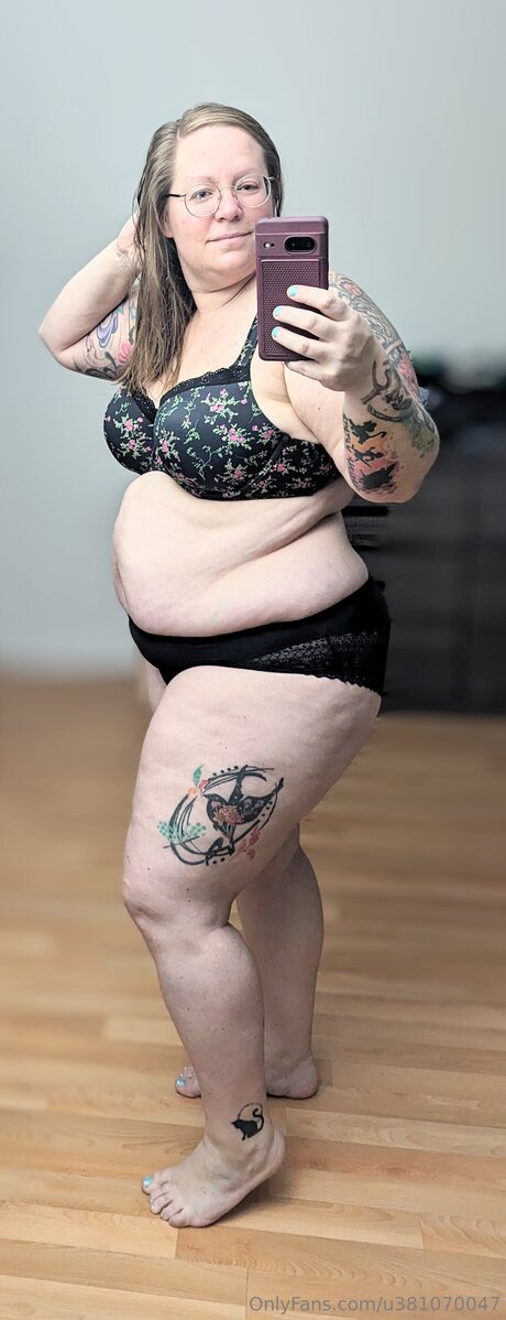 U381070047 free model photo