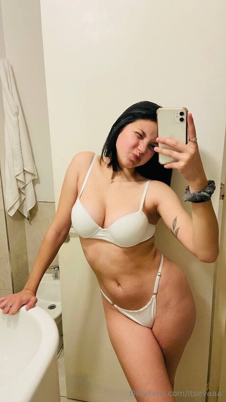 Itsevaaa nudes pornstar pic