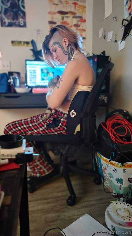 Faggotclown model nude photos