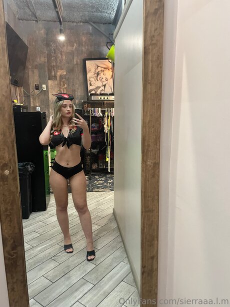 Sierraaa L M erotic star pic