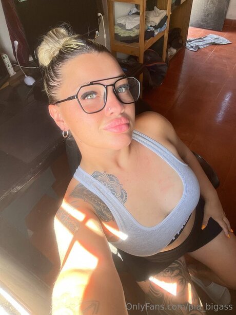 Pia Bigass model sexy pictures