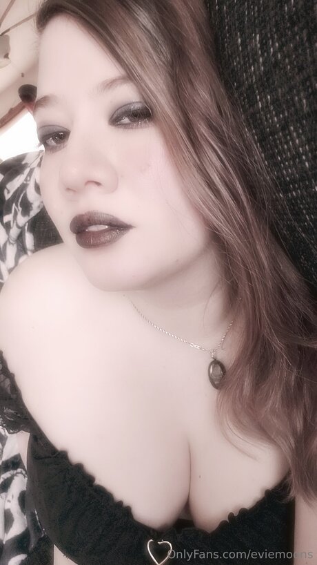 Eviemoons sexy model pics