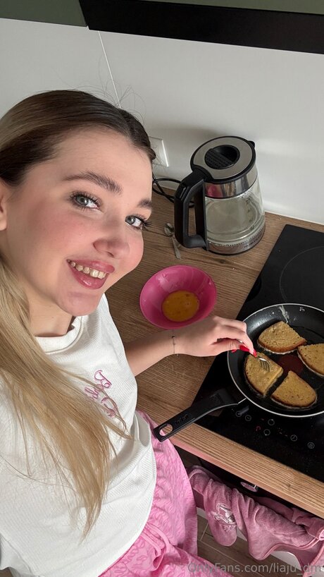 Liaju Dm naked pornstar img