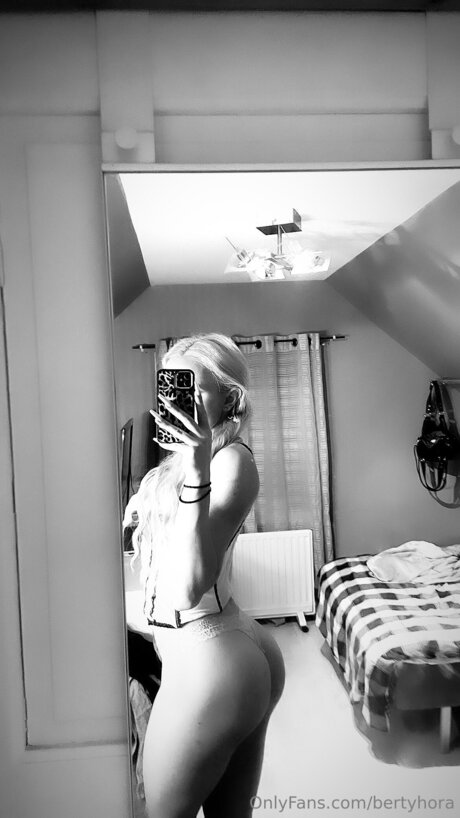 Bertyhora star naked picture