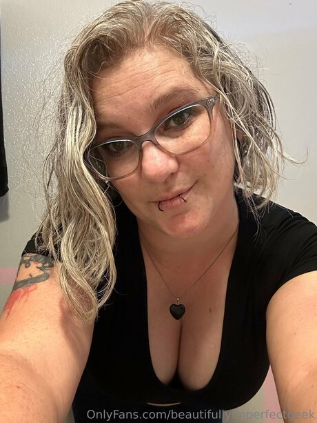 Beautifullyimperfectgeek pornstar nudes photo